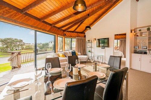 Octagon by the Beach - less than 100m to Matarangi Beach