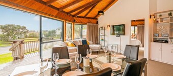 Octagon by the Beach - less than 100m to Matarangi Beach