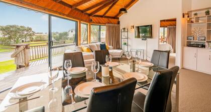 Octagon by the Beach - less than 100m to Matarangi Beach