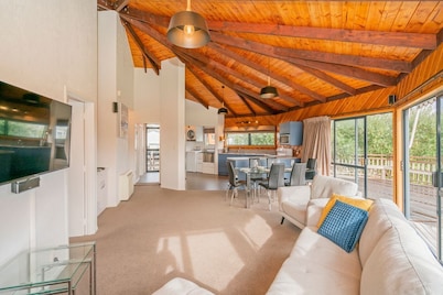 Octagon by the Beach - less than 100m to Matarangi Beach
