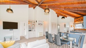 Ein modernes Interieur mit Essbereich, Küche und Wohnbereich.