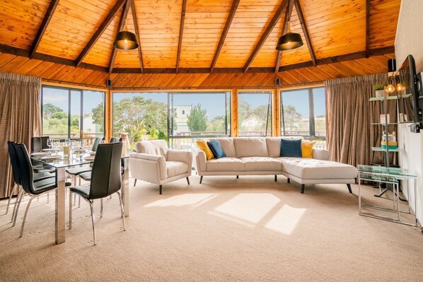 Téléviseur, lecteur de DVD, chaîne audio