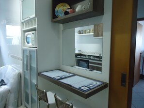 Geladeira, micro-ondas, fogão, cooktop