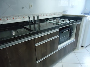Geladeira, micro-ondas, fogão, cooktop