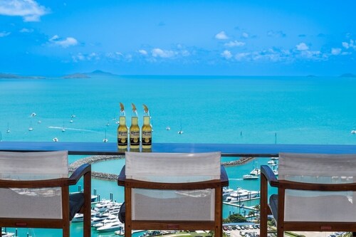 Luxury 4 bedroom holiday home with Ocean Views