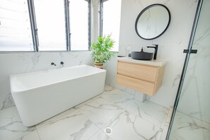 Bathtub, hair dryer, towels, toilet paper - Seven Islands (Airlie Beach)