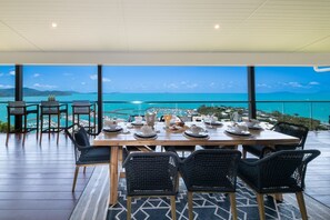 Outdoor dining - Seven Islands (Airlie Beach)