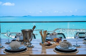 Outdoor dining - Seven Islands (Airlie Beach)