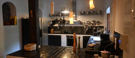 Kylskåp, ugn, spishäll och diskmaskin