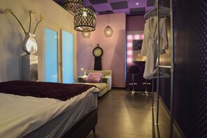 9 bedrooms, desk, iron/ironing board, travel cot - A great, huge house on the water with 9 bedrooms. (Joure)