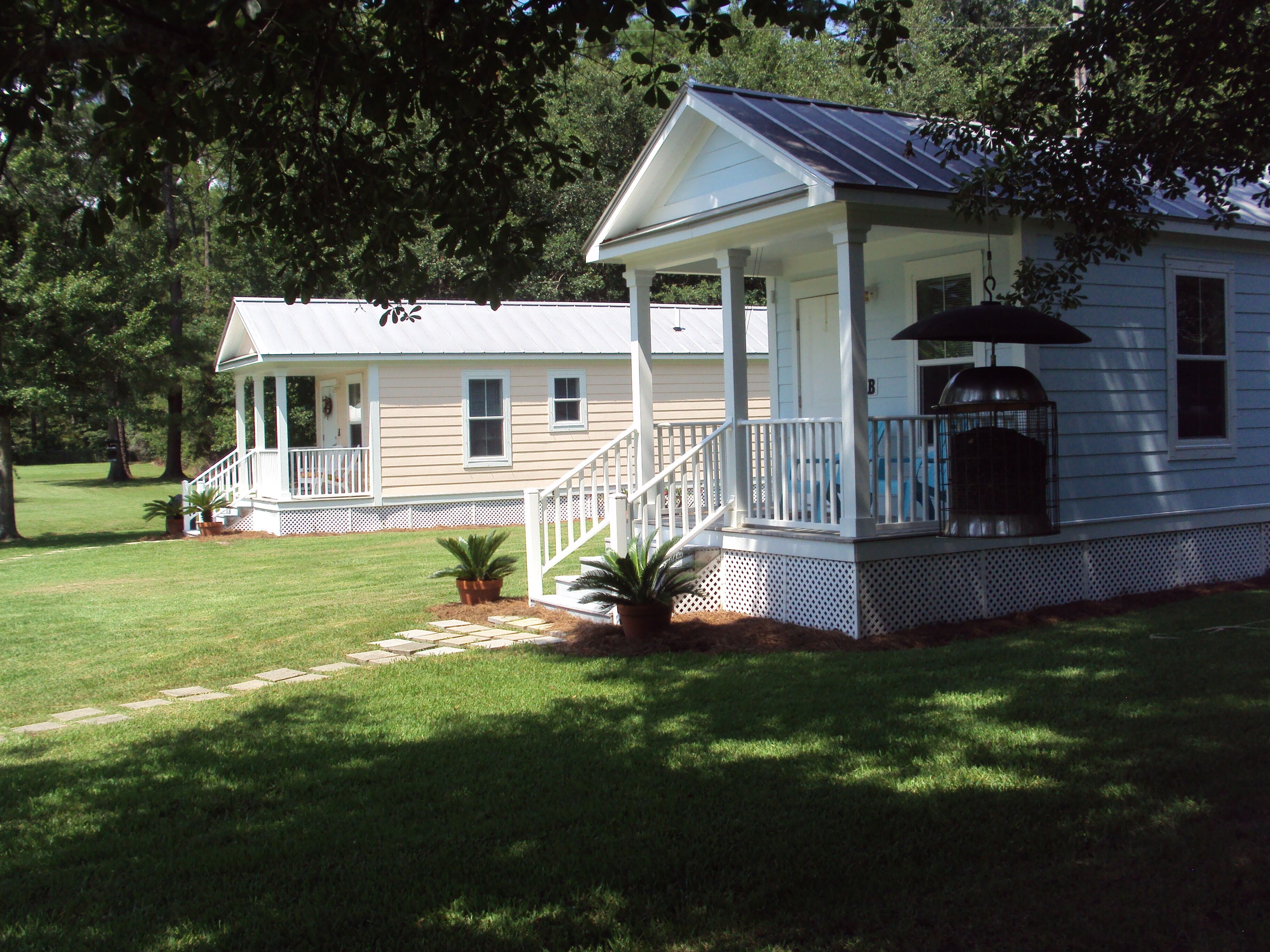  NO OWNER FEES ex pet.  Close to Beaches but no Condos.  595/Wk Sat. to Sat.