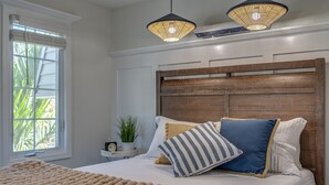 4 soverom, skrivebord, strykejern/-brett og reiseseng for barn
