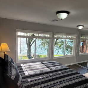 3 bedrooms, iron/ironing board, travel crib, free WiFi - Graber's Lake Getaway- Clean and Beautiful! Great Work from home location!  (Ira Township)