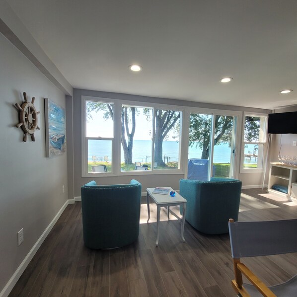 Smart TV, books - Graber's Lake Getaway- Clean and Beautiful! Great Work from home location!  (Ira Township)