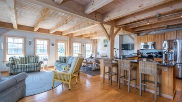 Smart-TV, Kamin, DVD-Player, Bücher