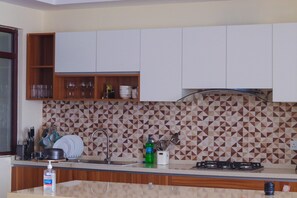 冰箱、微波炉、烤箱、炉灶