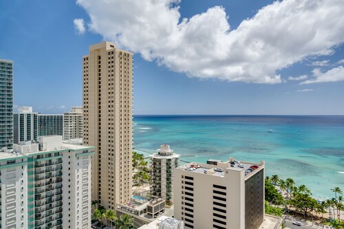 Stunning Views, Sleeps 4, Kitchen & Rooftop Pool