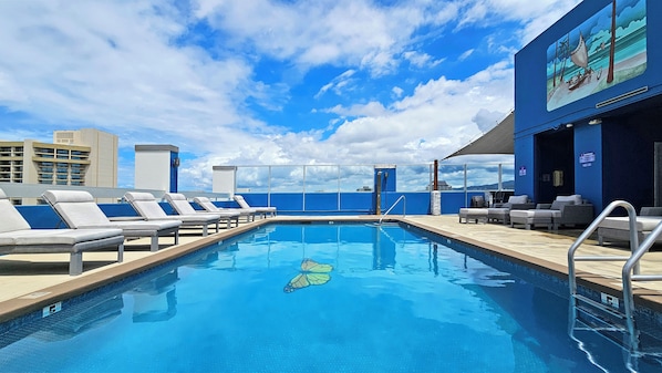 A rooftop pool - Stunning Views, Sleeps 4, Kitchen & Rooftop Pool (Honolulu)