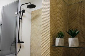 Shower, hair dryer, towels, soap - Luxurious, Spacious, Modern Gem. Warsaw-Mokotów - Great Location ! (Warszawa)