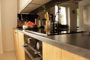 Kjøleskap, mikrobølgeovn, ovn og kokeplater