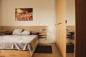 2 chambres, bureau, fer et planche Ă repasser, lit parapluie