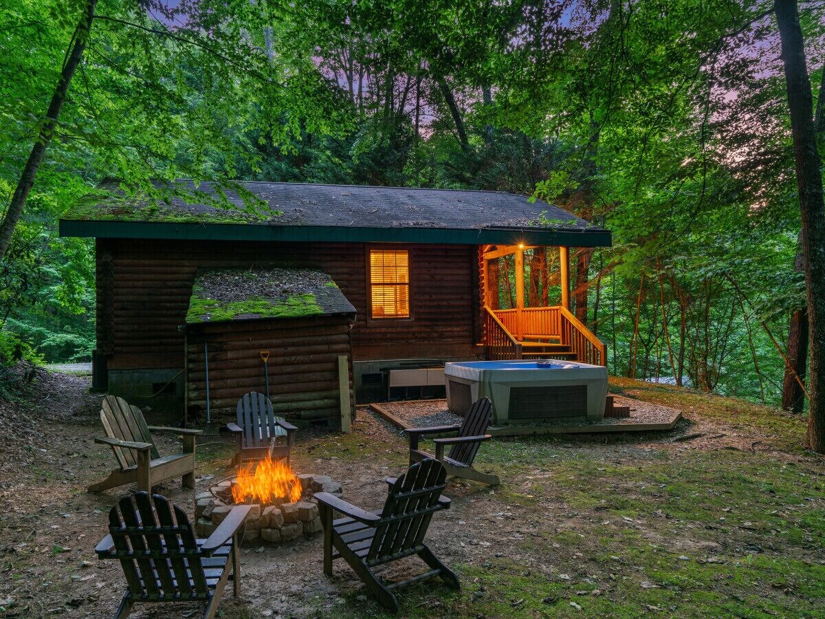 Brevard (NC) Good life cabin 2 · Bryson City cabin with hot tub and fire pit Hotel room