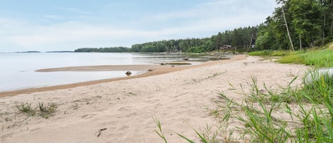 Una spiaggia nelle vicinanze, pesca