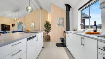 Køleskab, kogeplade, opvaskemaskine, kaffe-/temaskine