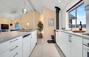 Fridge, microwave, stovetop, dishwasher - Stunning home in Løkken with sauna (Løkken)