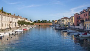 Um canal flanqueado por edifícios históricos e barcos.