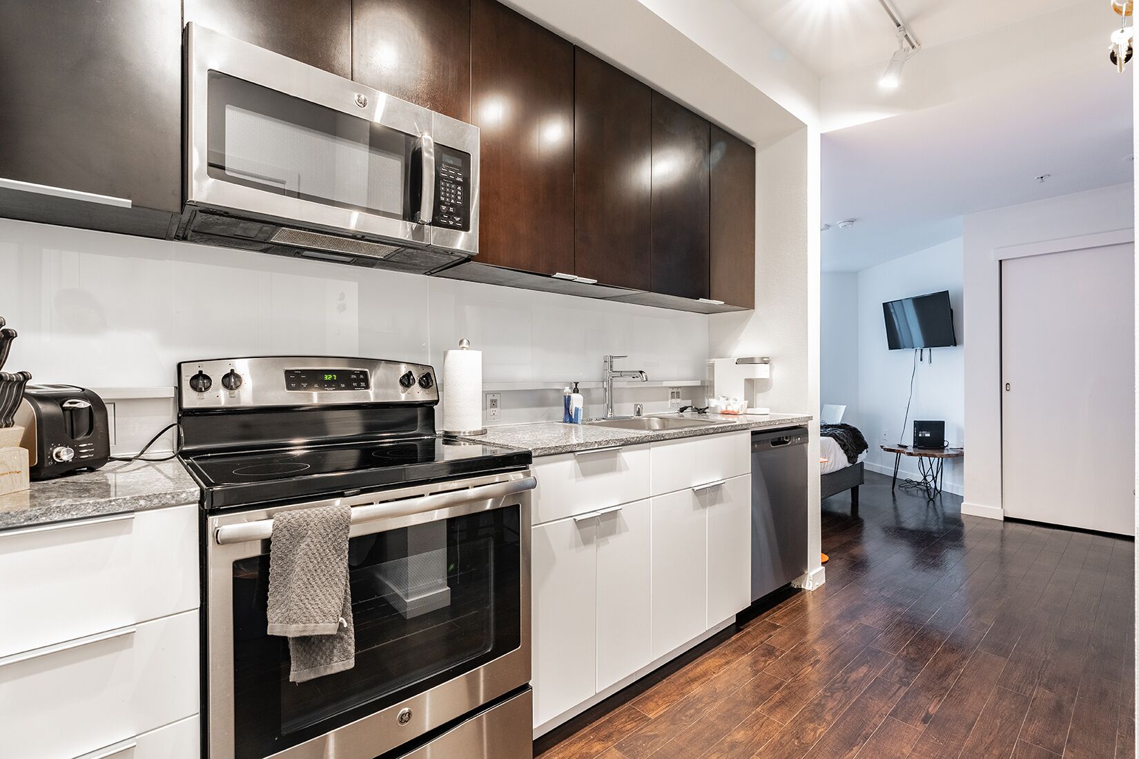 Kylskåp, mikrovågsugn, ugn och spishäll