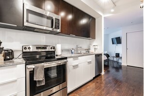 Een koelkast, een microgolfoven, een oven, een kookplaat