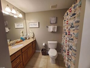 Kombination af bruser/badekar, hårtørrer, håndklæder, Toiletpapir