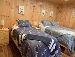 4 bedrooms, in-room safe, desk, iron/ironing board - River Front Bavarian House (Hunter)