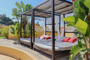 Property grounds - Quinta Nova is close to the most beautiful beaches in the lagoa council (Caramujeira)