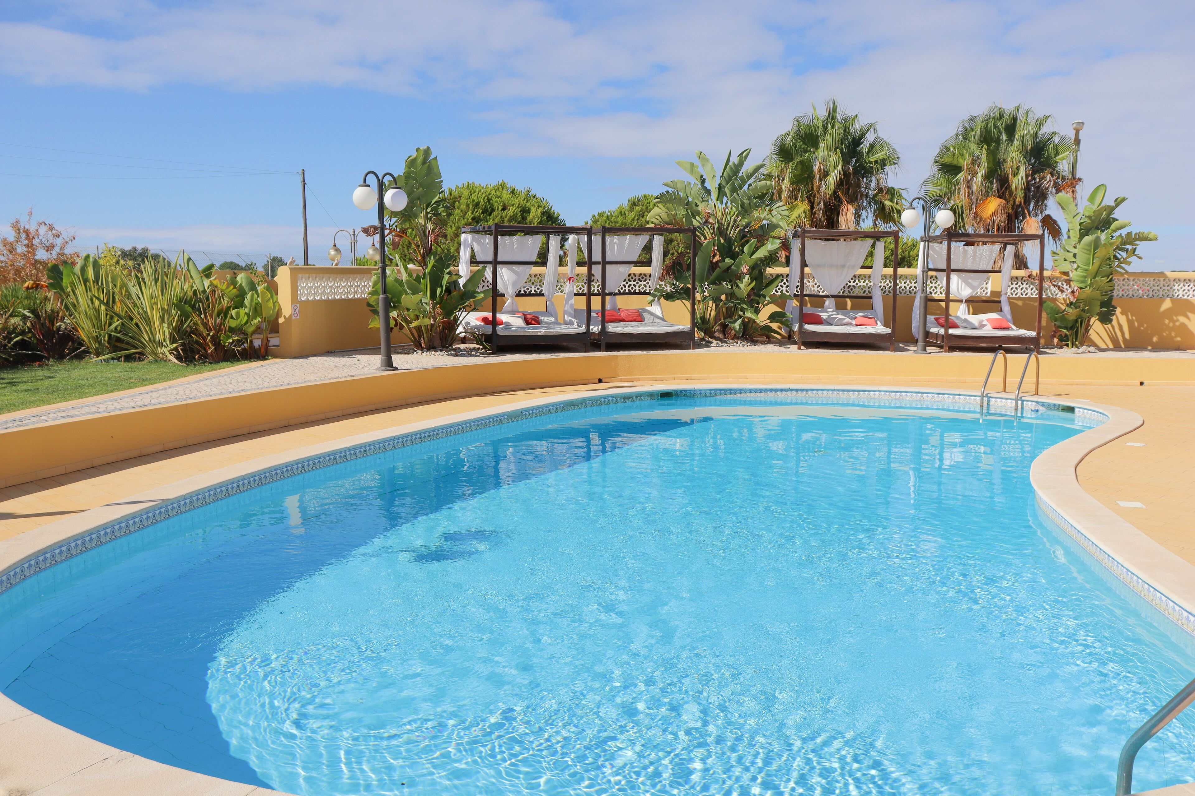 Alberca al aire libre y alberca climatizada