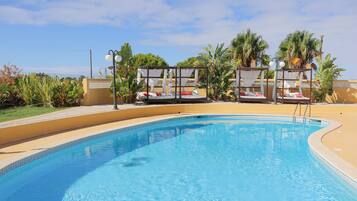 Alberca al aire libre y alberca climatizada