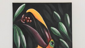 Dipinto di un tucano con becco arancione acceso e un occhio verde, immerso in una fitta vegetazione scura.