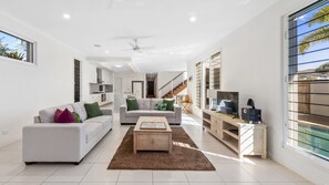 Smart-TV, Netflix, DVD-Player, Tischtennisplatte