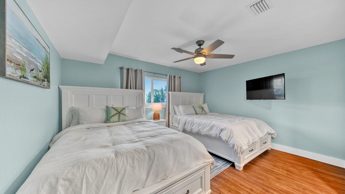 Photo 10 of Private Beach Entrance | Pet Friendly | Updated | Chateau 7A!