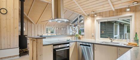 Kjøleskap, ovn, oppvaskmaskin og kaffetrakter/tekoker