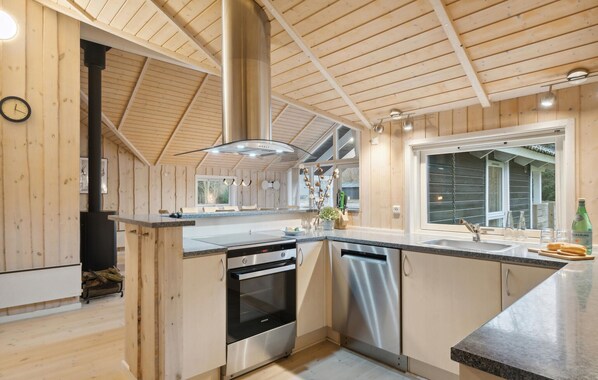 Réfrigérateur, four, lave-vaisselle, cafetière/bouilloire