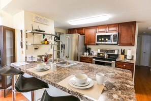 Fridge, microwave, oven, stovetop - ✪MODERN & SPACIOUS 3BD/2BA VILLA✪ Close to Disney! (kissimmee)