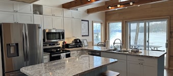 Lakefront Cottage - Dog Friendly