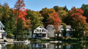 A lakeside residential area with houses and a dock. - Lakefront Cottage - Dog Friendly (Thompson)