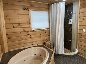 Douche, baignoire à remous, séchoir à cheveux, serviettes fournies