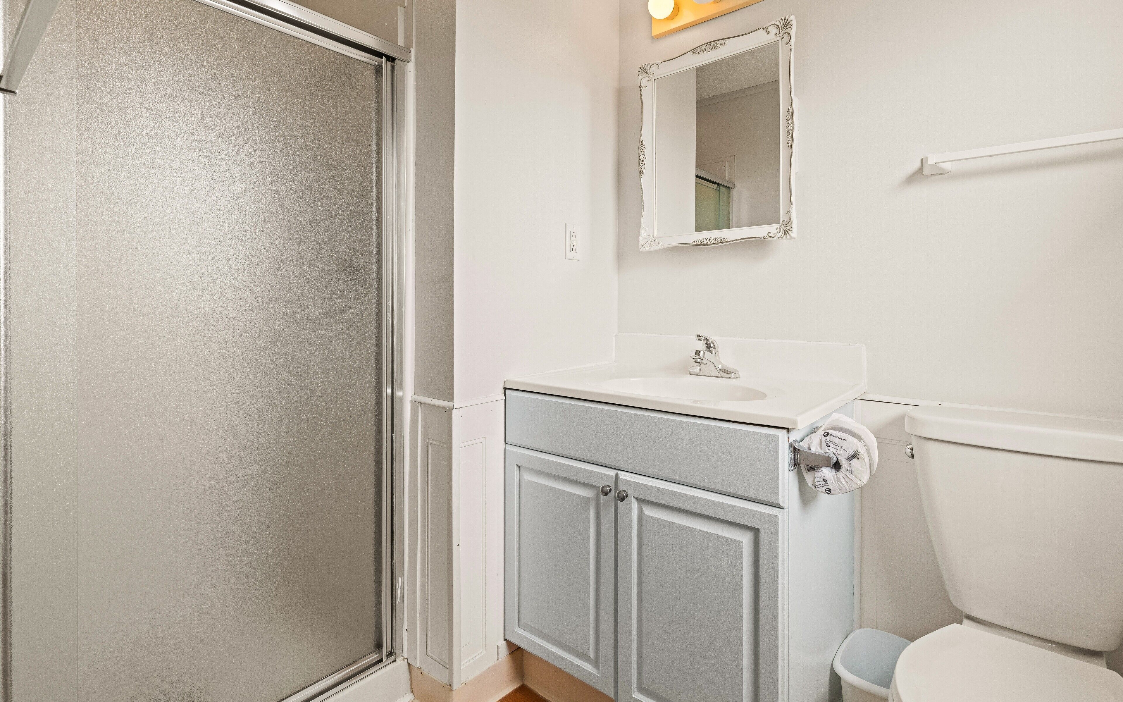 Une salle de bain avec une douche, un lavabo et des toilettes.
