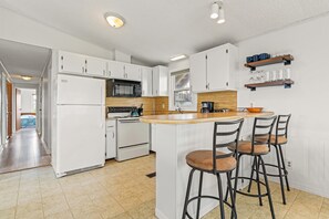 ثلاجة، ميكروويف، فرن، موقد طهي مسطح