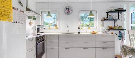 Een koelkast, een oven, een kookplaat, een koffiezetapparaat/waterkoker