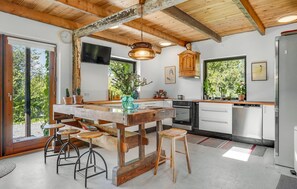 Een koelkast, een oven, een vaatwasser, een koffiezetapparaat/waterkoker
